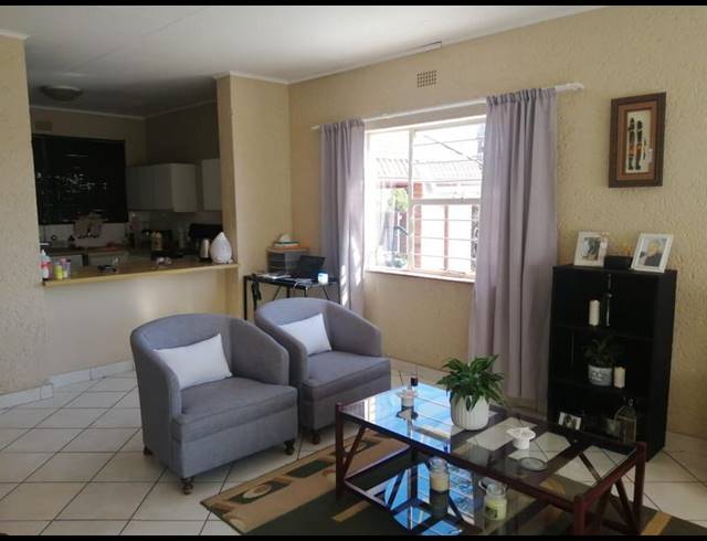 2 BEDROOM TOWNHOUSE FOR SALE IN WINDSOR EAST